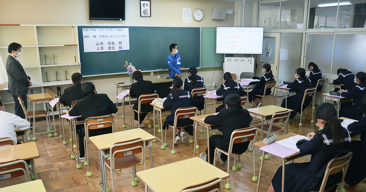 太華中学校にて新入社員が登壇しましたイメージ